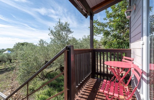 Camarles Cabin | Cabin 'Casa Arbol ' with Sea View, Shared Pool and Wi-Fi