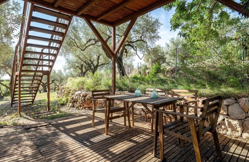 Camarles Cabin | Cabin 'Casa Arbol ' with Sea View, Shared Pool and Wi-Fi
