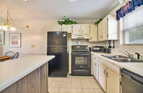 Lake Tansi Condo | Cabin Comfort at Lake Tansi – Adventure Awaits!