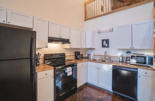 Royal Cabin | Cabin D at Safe Harbor Brady Mountain on Lake Ouachita!