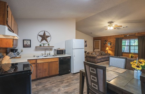 Royal Cabin | Cabin F at Safe Harbor Brady Mountain on Lake Ouachita!
