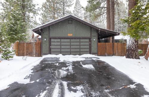 Tahoe Sierra Estates House | Cabin for 8 HotTub Close to Ski Town Private Beach