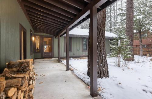 Tahoe Sierra Estates House | Cabin for 8 HotTub Close to Ski Town Private Beach