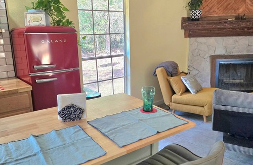 Somerville Cabin | Cabin getaway five minute walk to Lake Somerville!