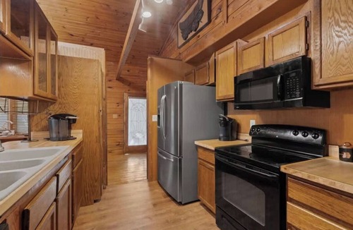 Kyle Cabin | Cabin Home in Kyle w/Waterfall pool and fire pit