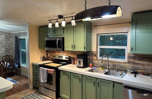 Schuyler House | Cabin House Retreat/Nature Getaway with Hot-tub