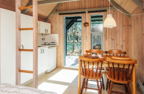 Rødhus House | Cabin in Camping Resort-shared Bathroom