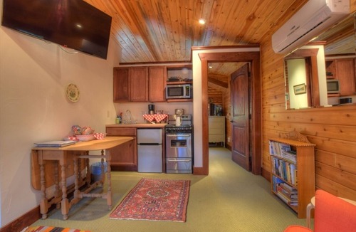 University District House | ♥ Cabin in City with Parking Space ♥