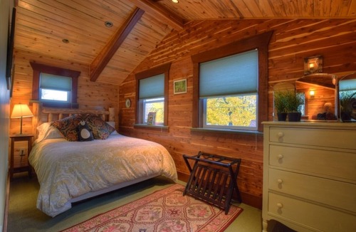 University District House | ♥ Cabin in City with Parking Space ♥