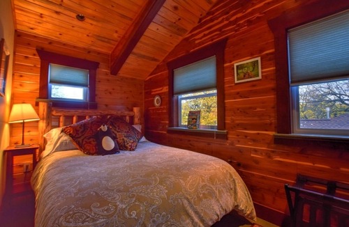 University District House | ♥ Cabin in City with Parking Space ♥