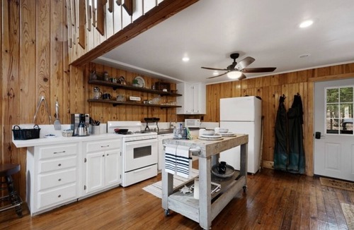 Bates Cabin | Cabin in the Forest/Mountains