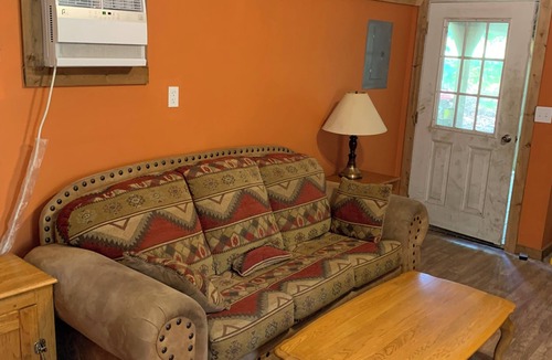 Golconda Cabin | Cabin in the middle of the ShawneeNational Forest. WiFi, ac, full kitchen.