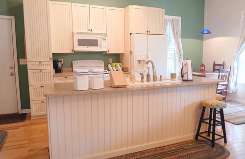 Pineland House | Cabin in the woods at Stokes Bluff