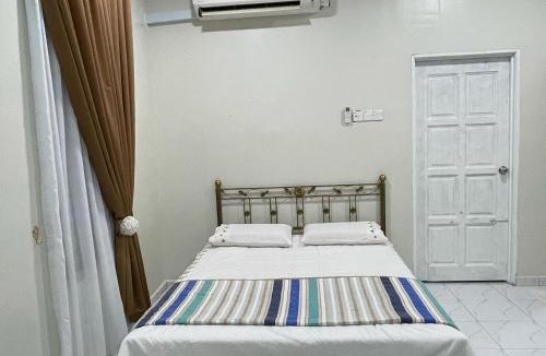 Bukit Gambir House | Cabin in the Woods by Abris