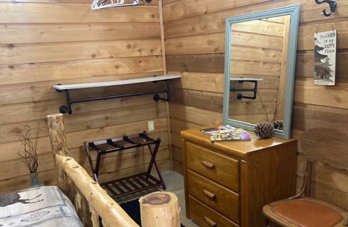 Kansas Cabin | CABIN IN THE WOODS - Quiet, secluded yet close to activities!