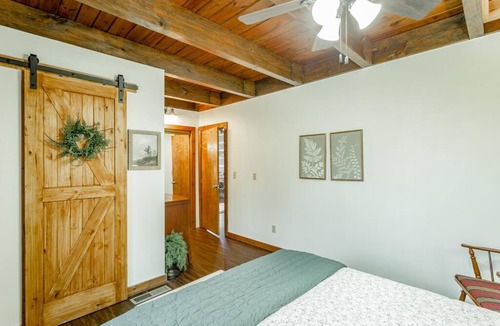 LaFayette Apartment | Cabin in the Woods