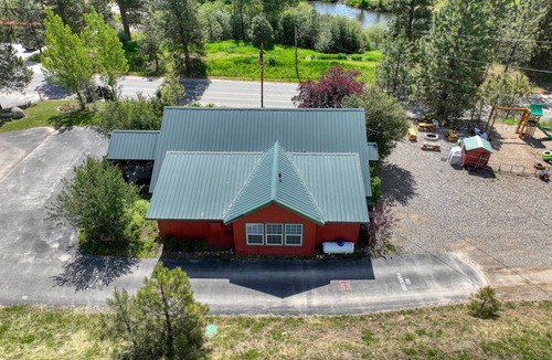 Crouch House | Cabin in town