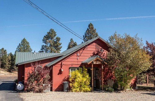 Crouch House | Cabin in town