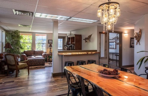 Crouch House | Cabin in town