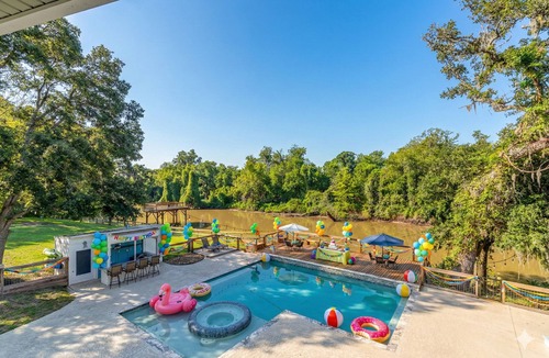Cedar Lane Cabin | cabin in tranquil West Columbia with Hot tub and Boat Ramp to River
