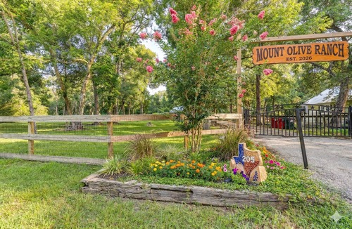 Cedar Lane Cabin | cabin in tranquil West Columbia with Hot tub and Boat Ramp to River
