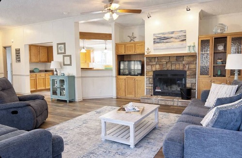 Royal Cabin | Cabin J at Safe Harbor Brady Mountain on Lake Ouachita!