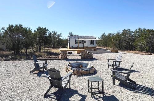 Rochelle House | Cabin Near Brownwood With Grill, Firepit & Work Desk