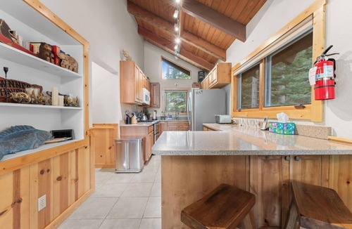 Donner Lake Woods Cabin | Cabin Near Lake Walk To Beach