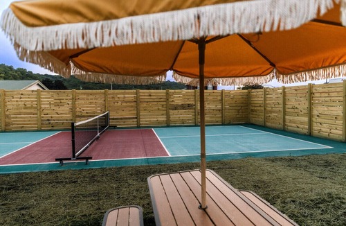 Bellevue Cabin | Cabin near Mississippi with Pickleball court - Froggy's Hideaway