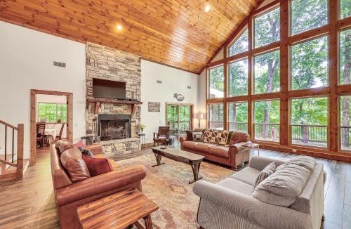 Golden House | Cabin on 23 Acres w/Creek Access in Broken Bow