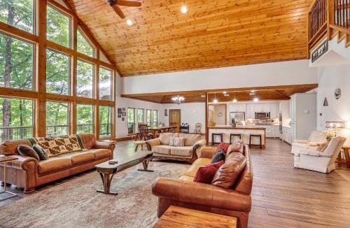 Golden House | Cabin on 23 Acres w/Creek Access in Broken Bow