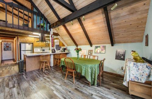 Pine Cove House | Cabin on a Hill