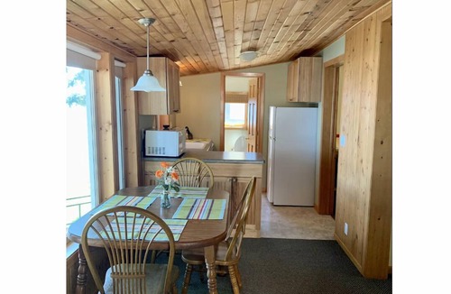 Okoboji Cabin | Cabin on East Lake w/Boat Hoist