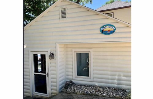 Okoboji Cabin | Cabin on East Lake w/Boat Hoist
