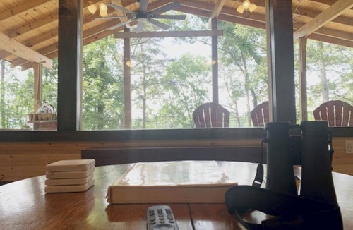 Houston House | Cabin on lake, great view, covered deck & hot tubnn