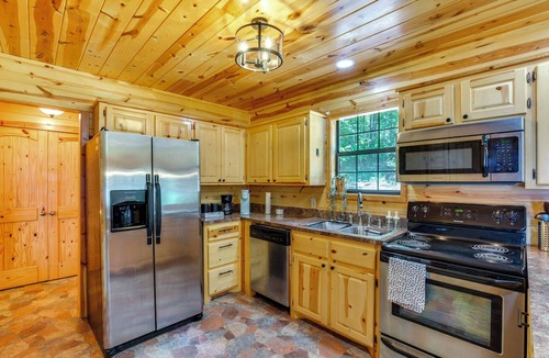 Fort Towson Cabin | Cabin on Lake Raymond Gary w/Dock, Grill & Views!