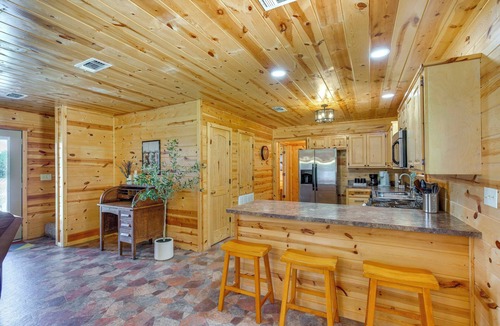 Fort Towson Cabin | Cabin on Lake Raymond Gary w/Dock, Grill & Views!