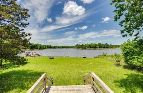 Fort Towson House | Cabin on Lake Raymond Gary w/Dock, Grill & Views!