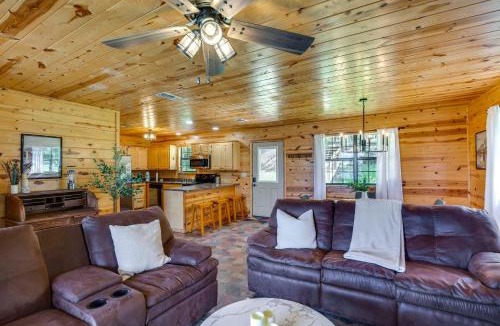 Fort Towson House | Cabin on Lake Raymond Gary w/Dock, Grill & Views!