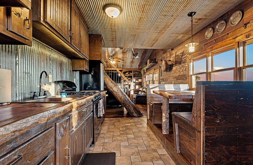 Junction City Cabin | Cabin on Private 4-Acre Pond, King Bed