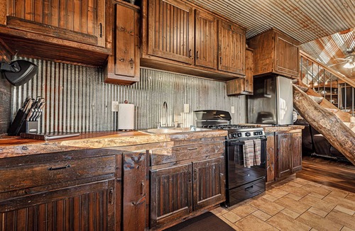 Junction City Cabin | Cabin on Private 4-Acre Pond, King Bed