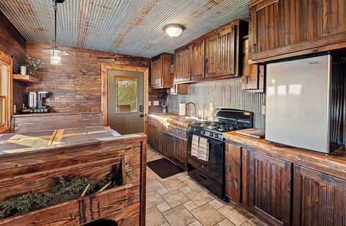 Junction City Cabin | Cabin on Private 4-Acre Pond, King Bed