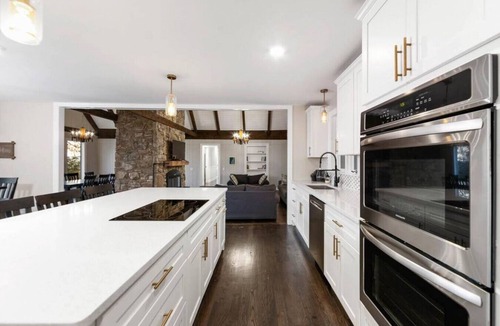 Hendersonville Apartment | Cabin on the Hill - North Nashville Stunner!