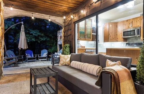 Morganton Cabin | Cabin on the Lake! Private Dock-Hot Tub-Pets