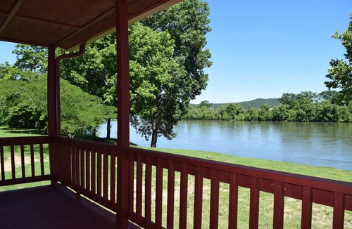 Calico Rock Cabin | Cabin on the White River. Famous for clean, cold water and record size trout!