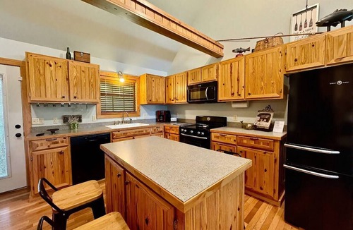 Calico Rock Cabin | Cabin on the White River w/Wood Burning Fireplace