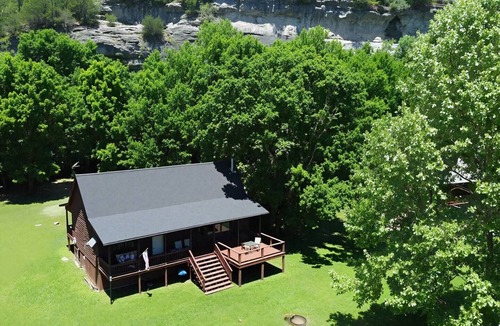 Calico Rock Cabin | Cabin on the White River w/Wood Burning Fireplace