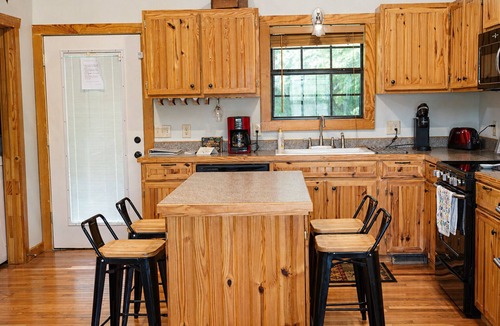 Calico Rock Cabin | Cabin on the White River w/Wood Burning Fireplace