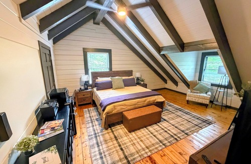 Vein Mountain Bed & Breakfast | Cabin Outside, Farmhouse Inside - Private Room w/Shared Bath
