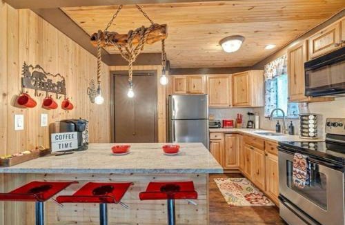 Tobyhanna House | Cabin Retreat with Hot Tub